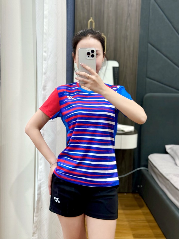 Ảnh thật thử áo cầu lông Yonex thanh lý - sọc tím đỏ