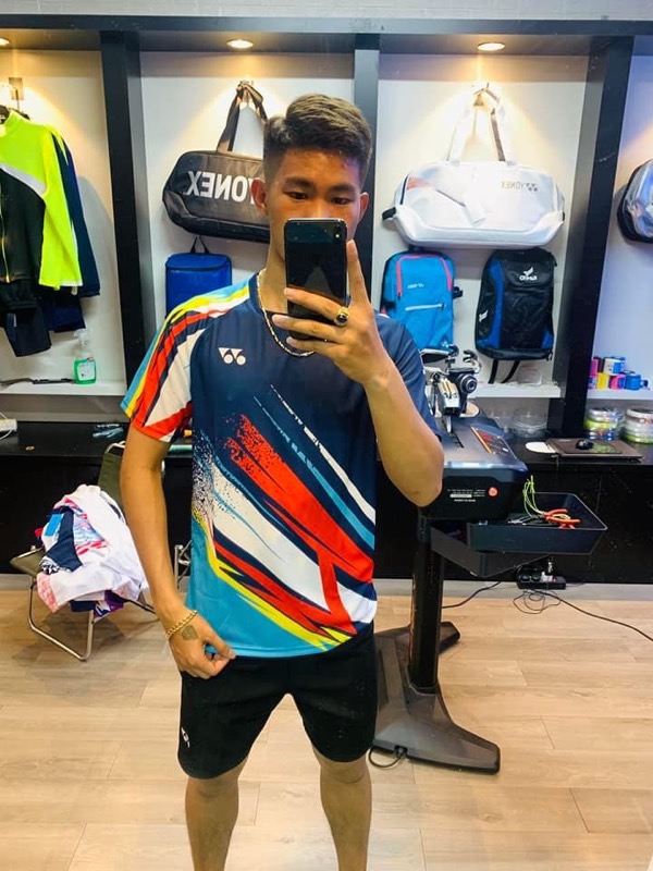 Ảnh thật thử áo cầu lông Yonex thanh lý nam - đỏ vàng xanh